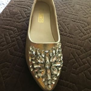 Adorable gold sparkly flats!